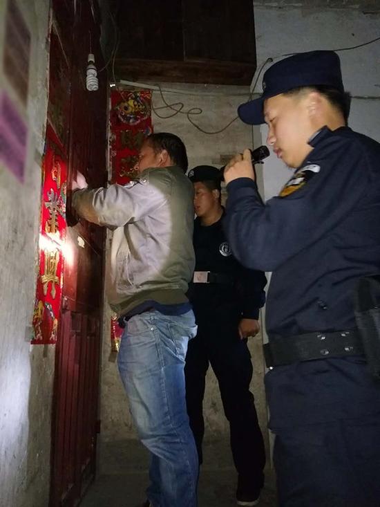 绍兴粗心妈妈误将幼女锁家中 民警全城寻开锁师傅开门